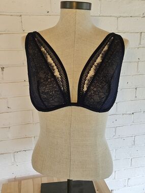 Victoria's Secret Very Sexy Unlined Plunge Eyelash Lace Bra Deep Blue 36D